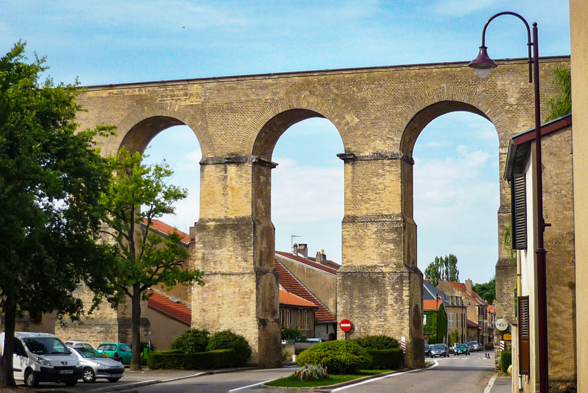 L'aqueduc romain à Jouy-aux-Arches © French Moments
