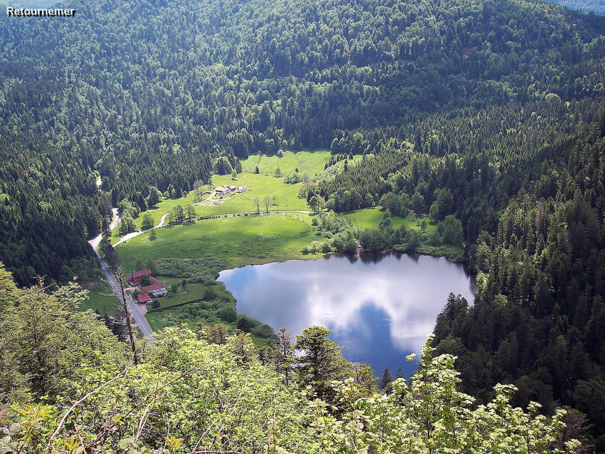 Vallée des lacs - Le Lac de Retournemer depuis la Roche du Diable © Espirat - licence [CC BY-SA 4.0] from Wikimedia Commons