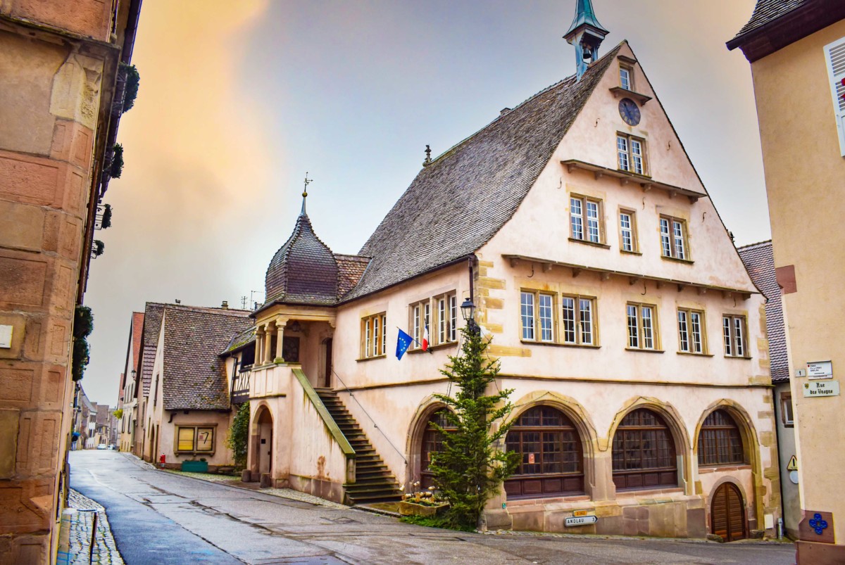 Villages d'Alsace - La mairie de Mittelbergheim © French Moments