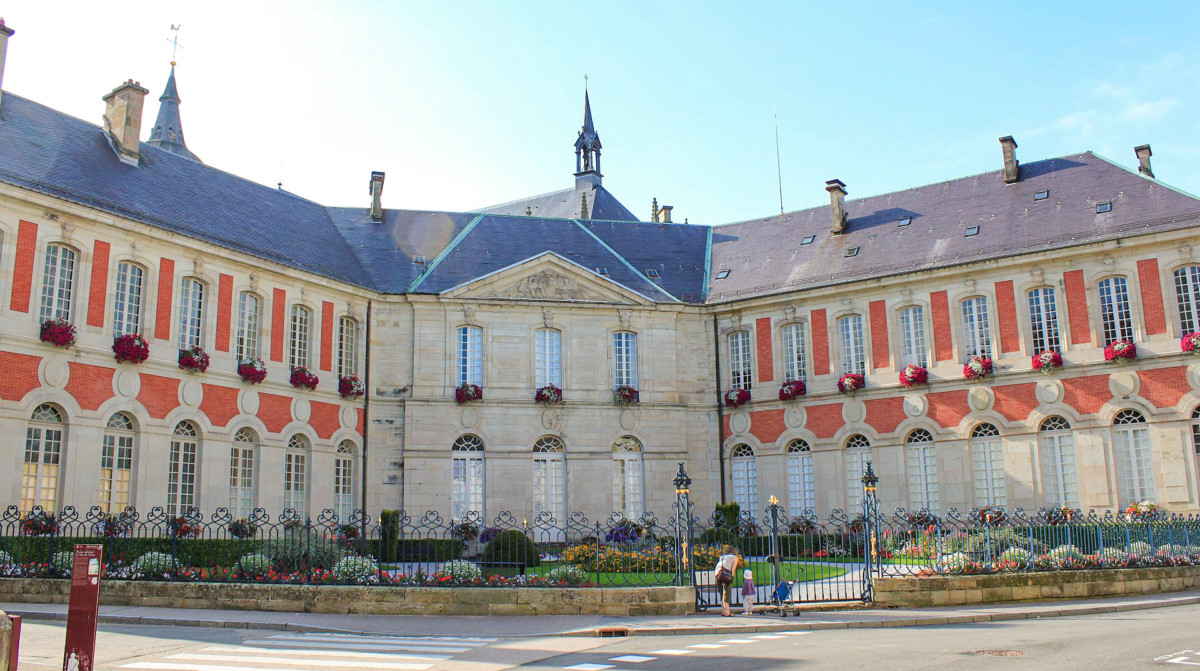 Façade en forme d'éventail de l'ancien palais abbatial © Christophe.Finot - licence [CC BY-SA 3.0] from Wikimedia Commons