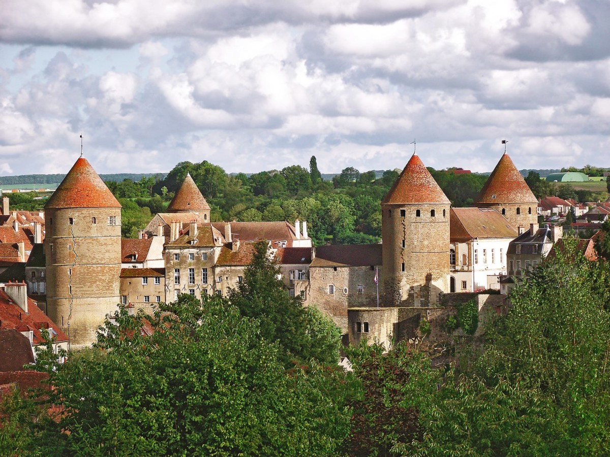 Les tours-donjons de Semur-en-Auxois © Michel FOUCHER - licence [CC BY-SA 4.0] from Wikimedia Commons