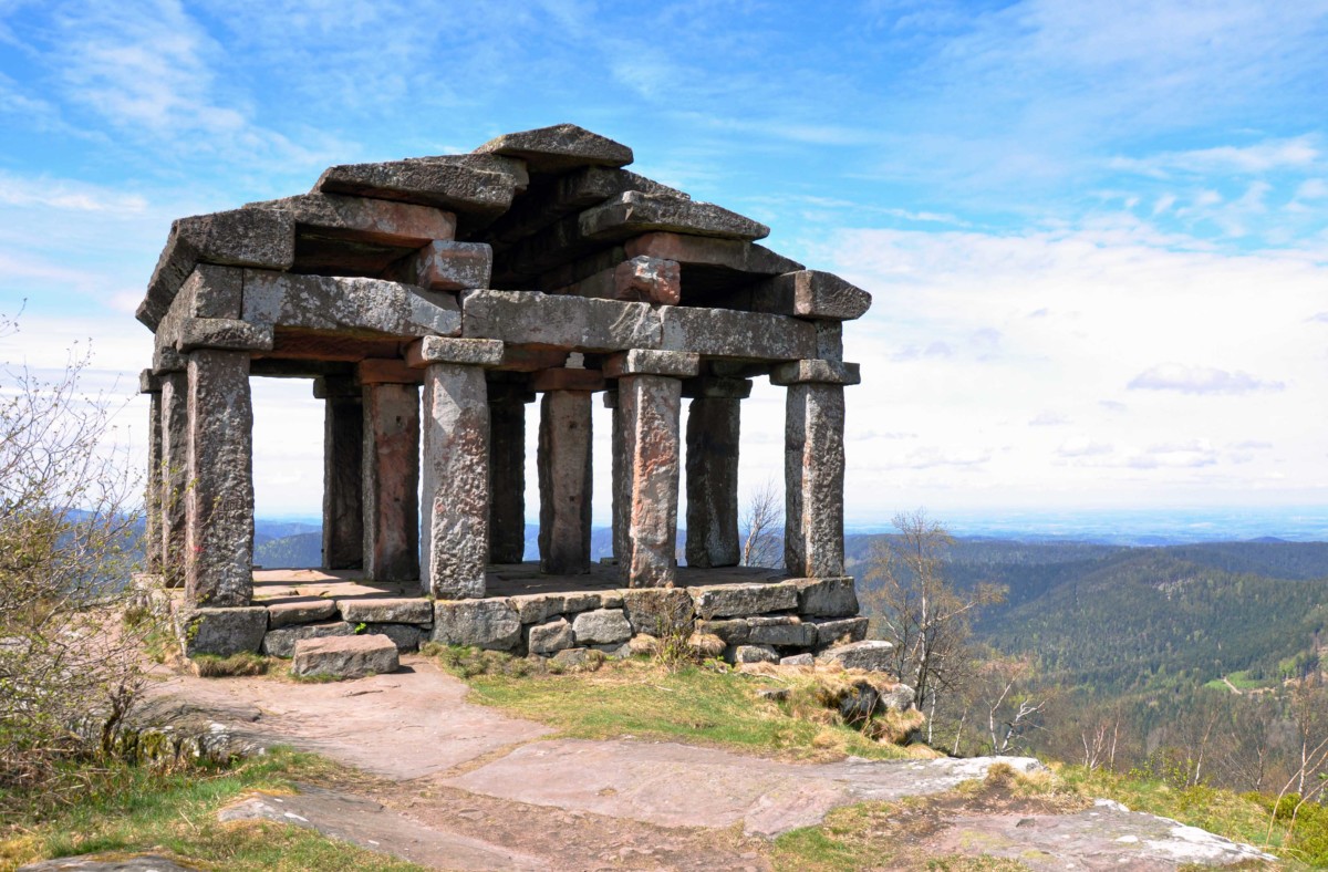 Le temple au sommet du Donon © Vassil, CC0, via Wikimedia Commons