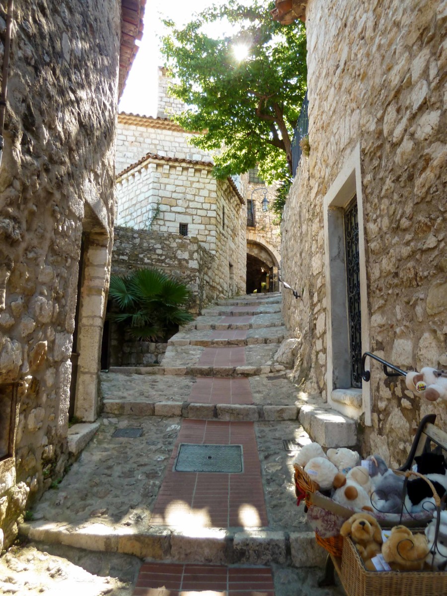 Une ruelle du village perché d'Eze © Abxbay - licence [CC BY-SA 3.0] from Wikimedia Commons