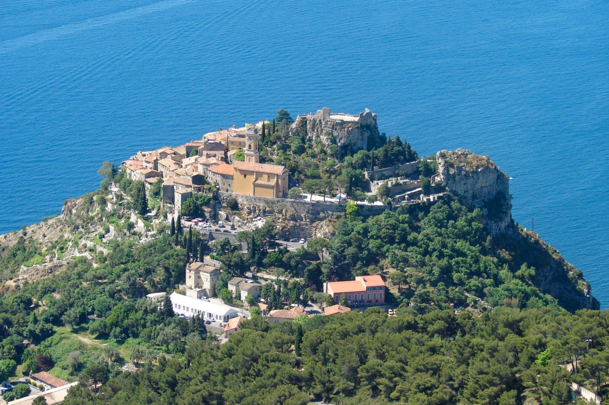 Le village d'Eze sur son nid d'aigle © avu-edm - licence [CC BY 3.0] from Wikimedia Commons