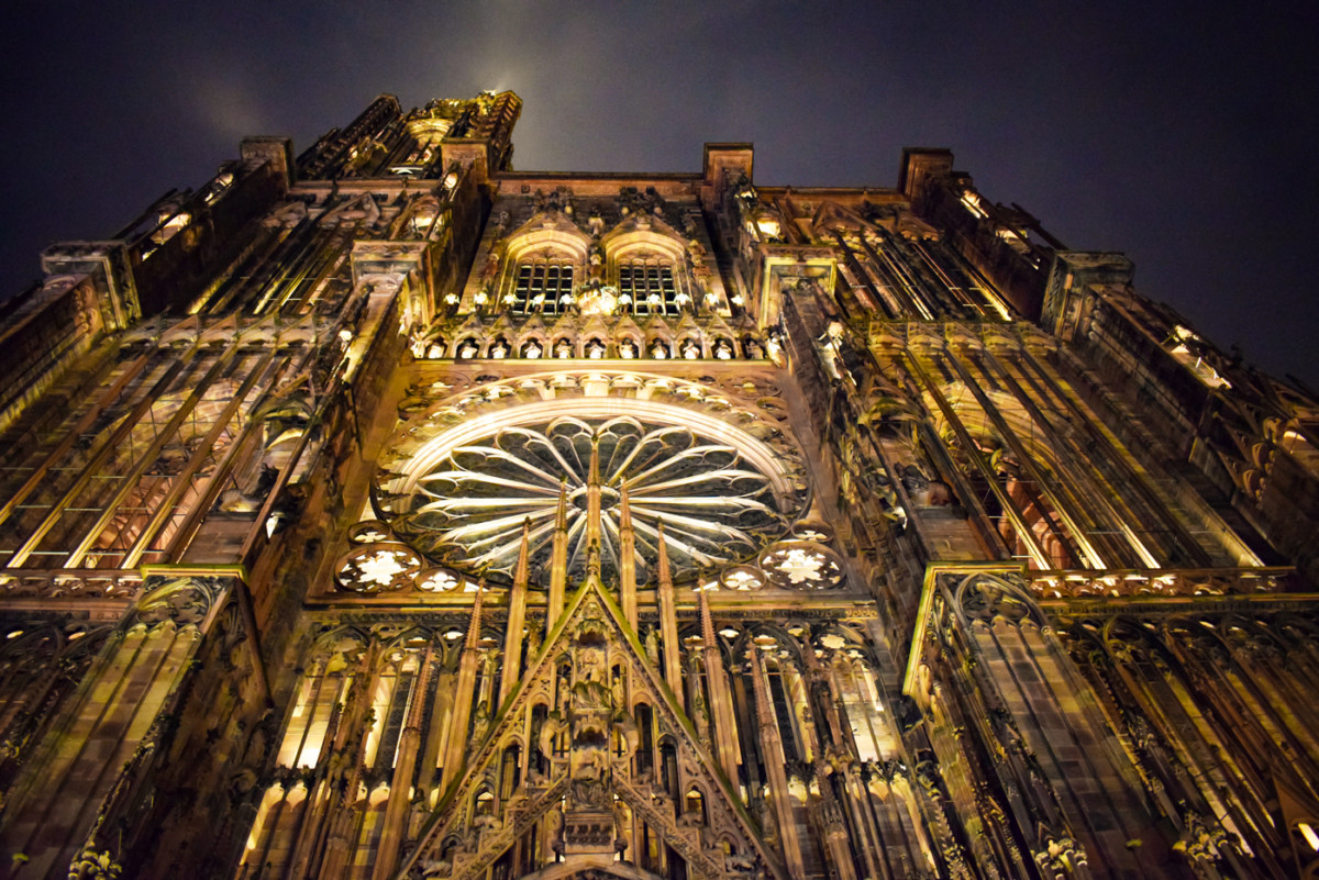 Merveilles d'Alsace - Façade de la cathédrale de Strasbourg la nuit © French Moments