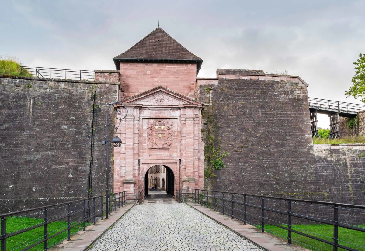 Portes fortifiées d'Alsace - la Porte de Brisach à Belfort © Krzysztof Golik - licence [CC BY-SA 4.0] from Wikimedia Commons