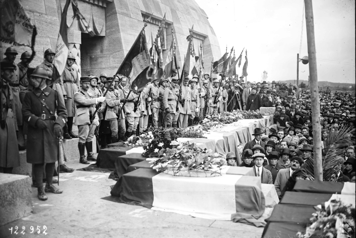 Transfert des cercueils à l'Ossuaire de Douaumont le 18 septembre 1927 [Domaine public]