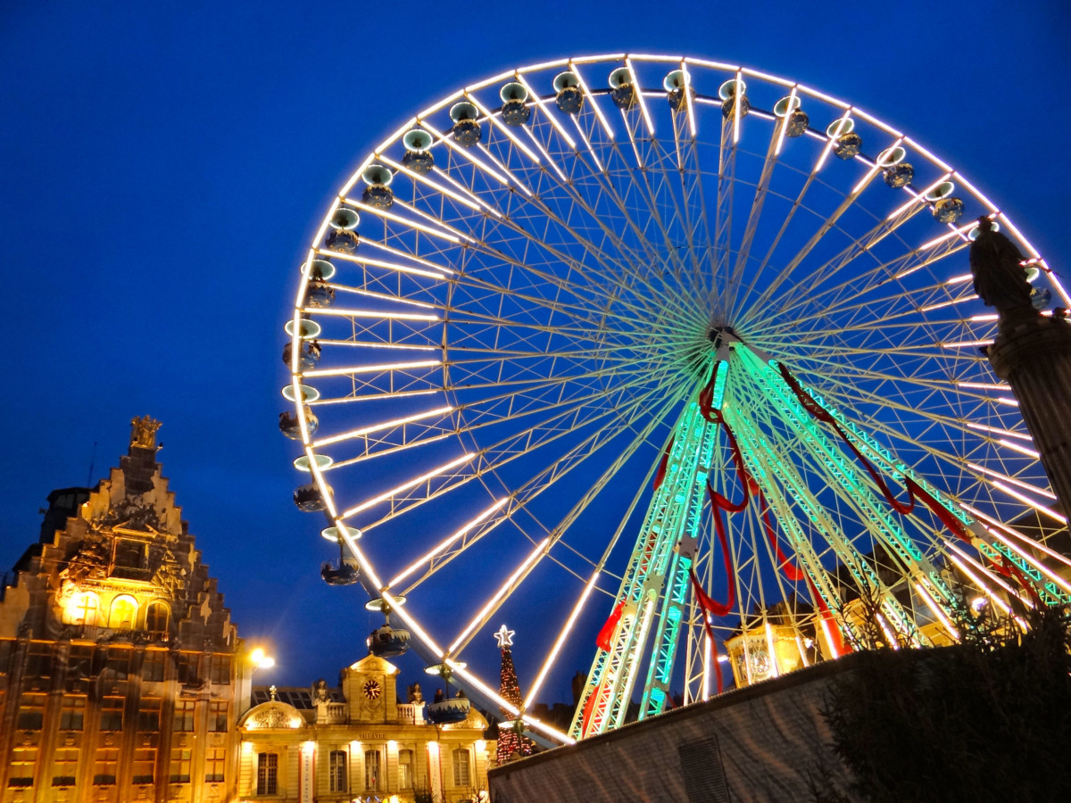 La grande roue (Grand-Place) de Lille © Ibex73 - licence [CC BY-SA 4.0] from Wikimedia Commons