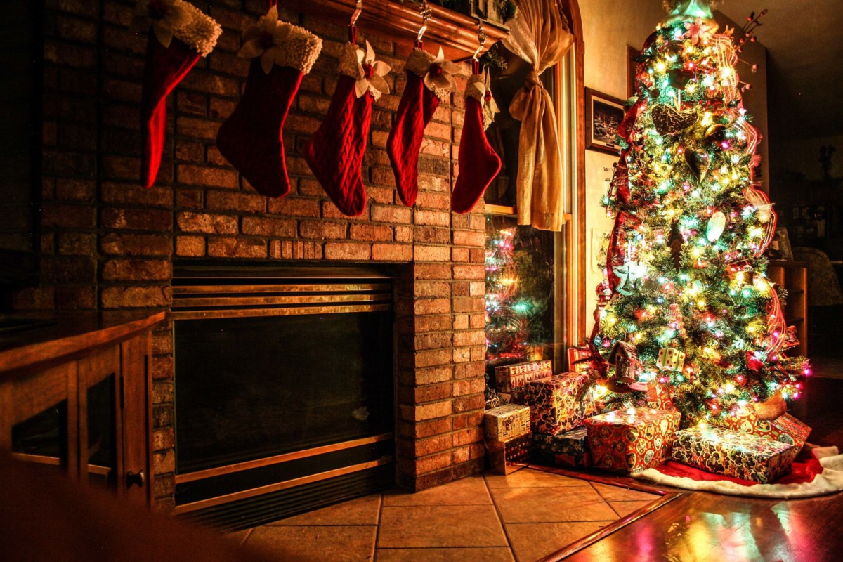 Des bas de Noël sagement alignés sur la cheminée. Photo by onematchoneexplosion via Twenty20