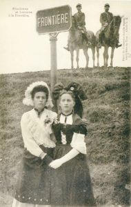 Alsacienne et Lorraine à la frontière. Photo Domaine Public via Wikimedia Commons