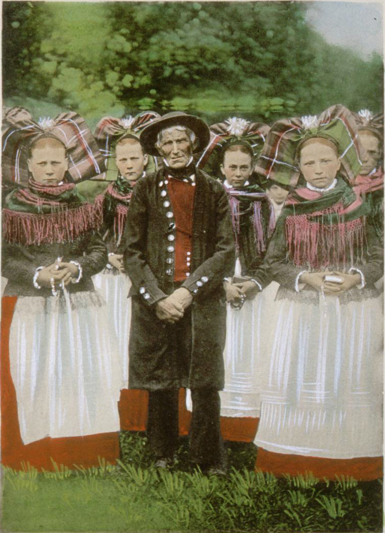 Hacheur de choucroute et jeunes filles catholiques de Bitschhoffen en costumes traditionnels alsaciens. Photo domaine public via Wikimedia Commons
