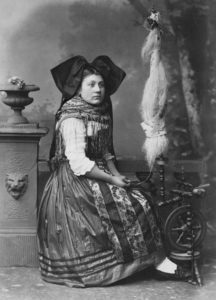 Photographie d'une alsacienne en costume traditionnel par Adolphe Braun (années 1870). Photo domaine public via Wikimedia Commons