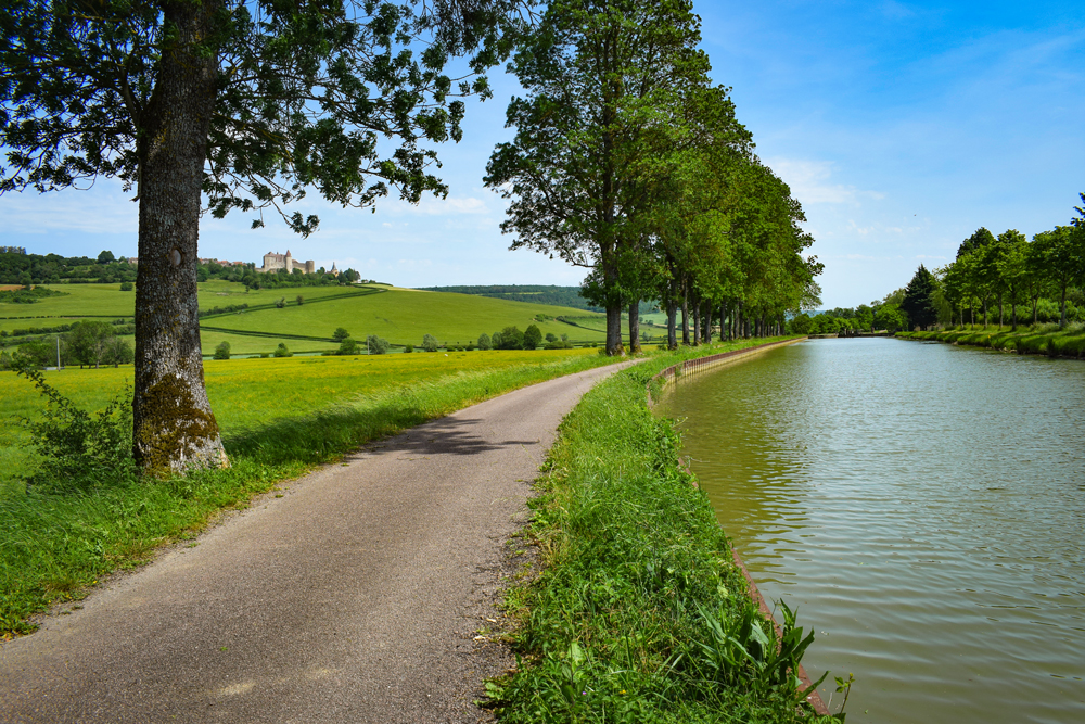 Le canal de Bourgogne et Châteauneuf-en-Auxois © French Moments