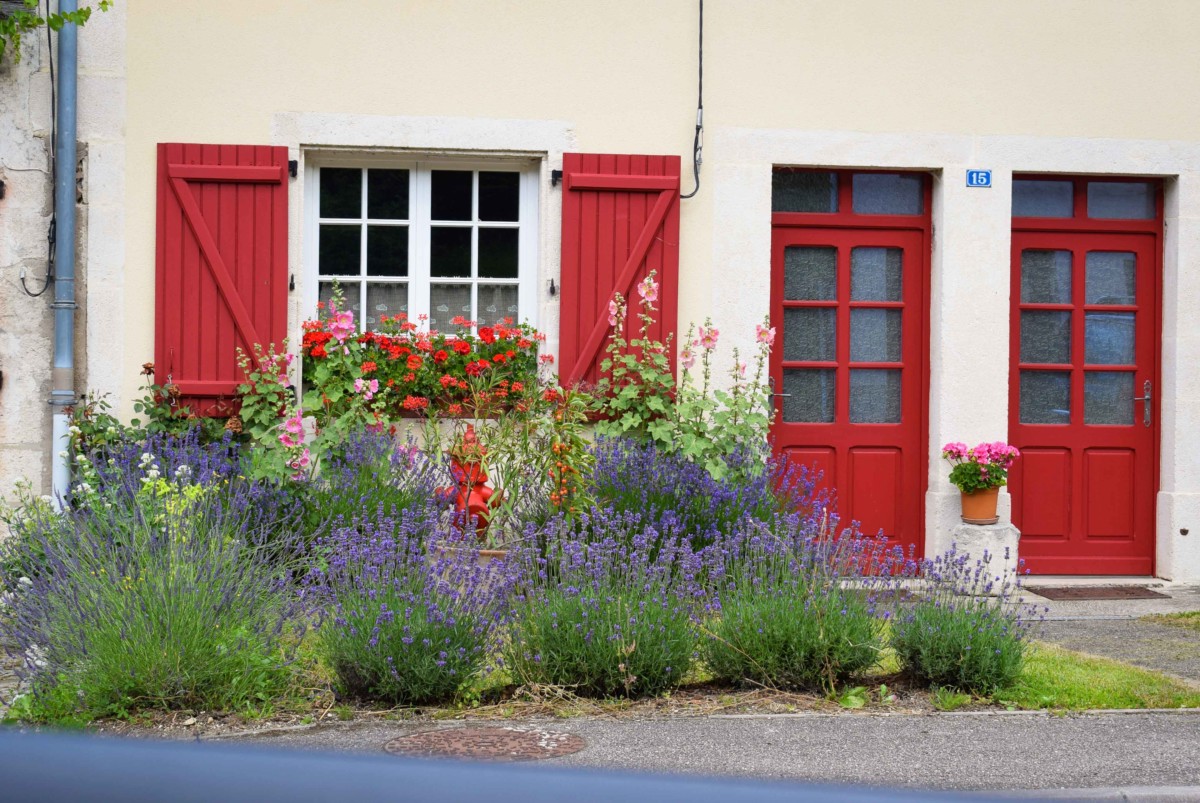 Façade fleurie dans un village lorrain des côtes de Meuse copyright French Moments