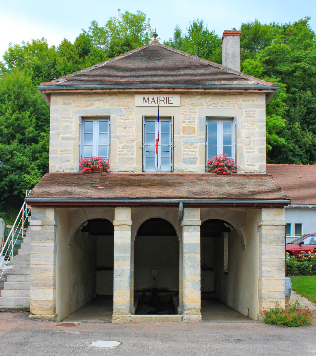La Mairie-Lavoir de Reulle-Vergy © Christophe.Finot - licence [CC BY-SA 3.0] from Wikimedia Commons