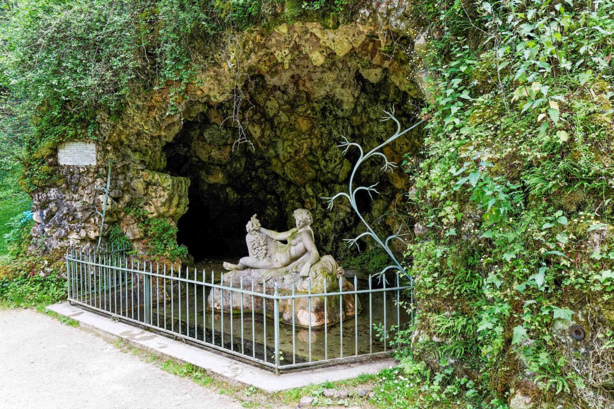 Grotte de la source de la Seine © Thesupermat - licence [CC BY-SA 3.0] from Wikimedia Commons
