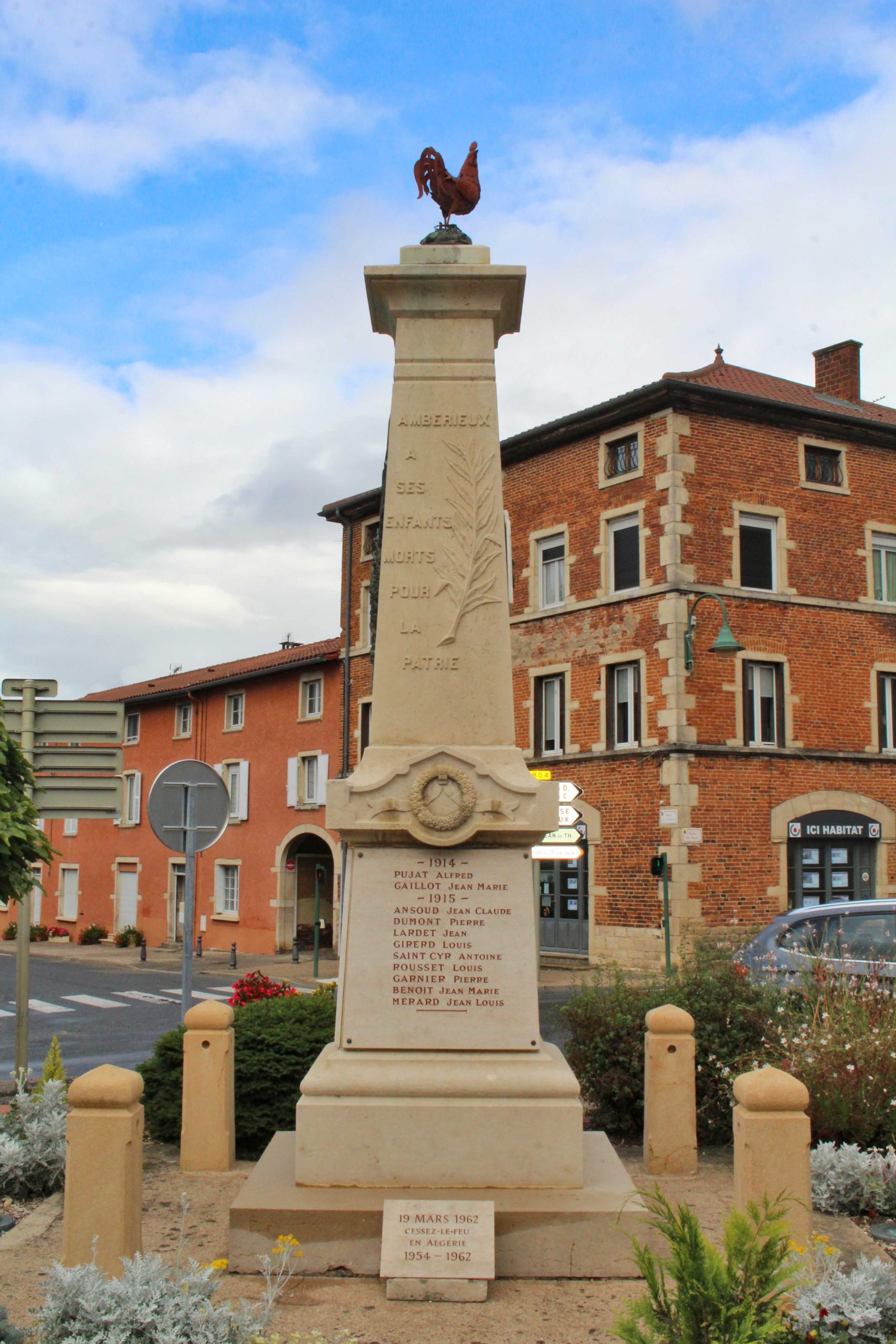 Le Monument aux Morts d'Ambérieux-en-Dombes © Chabe01 - licence [CC BY-SA 4.0] from Wikimedia Commons
