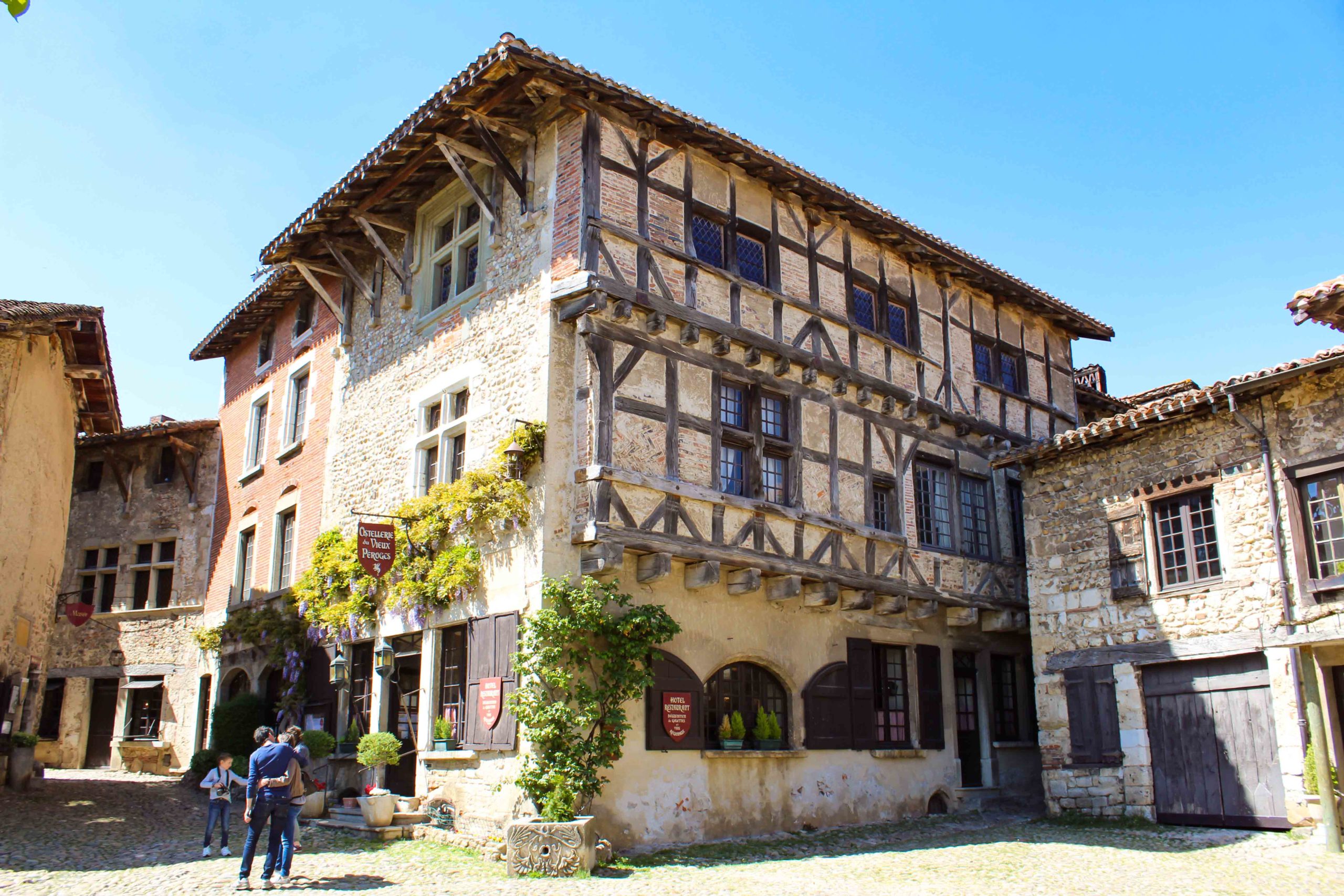 Pérouges © Chabe01 - licence [CC BY-SA 4.0] from Wikimedia Commons