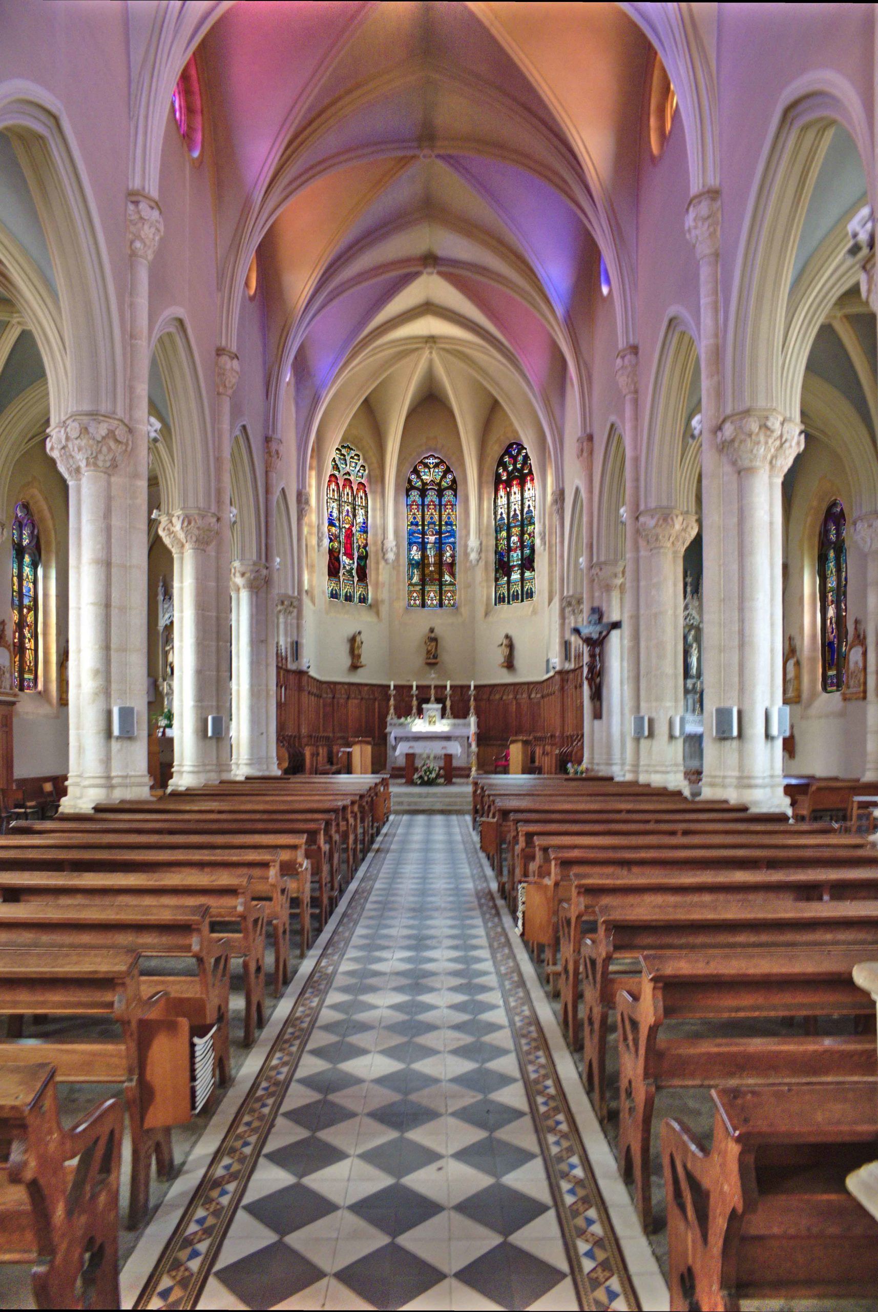 La nef de l'église de Theizé © Csitt - licence [CC BY-SA 4.0] from Wikimedia Commons