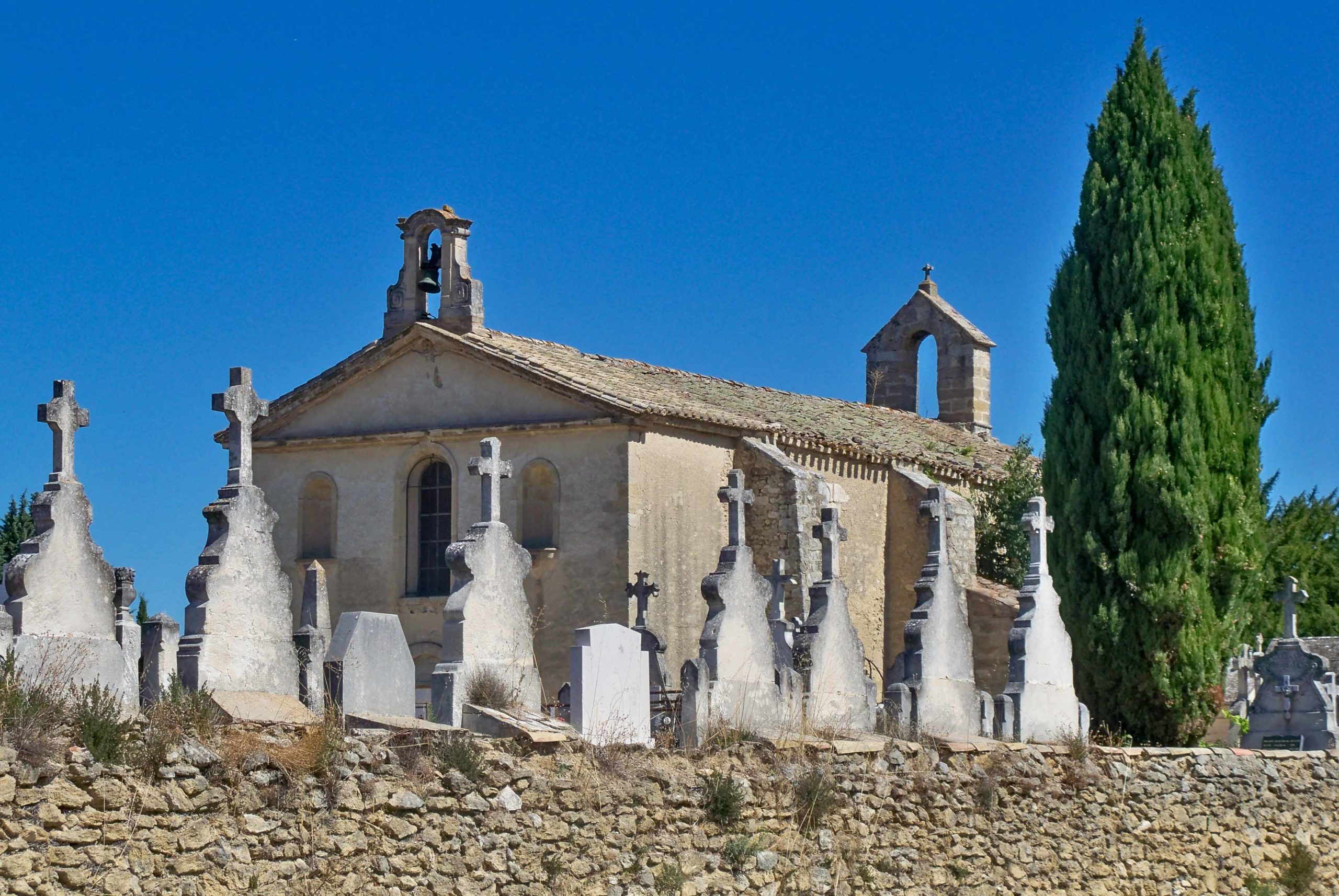 La chapelle Saint Michel du cimetière. Photo : Véronique PAGNIER (Public Domain via Wikimedia Commons)