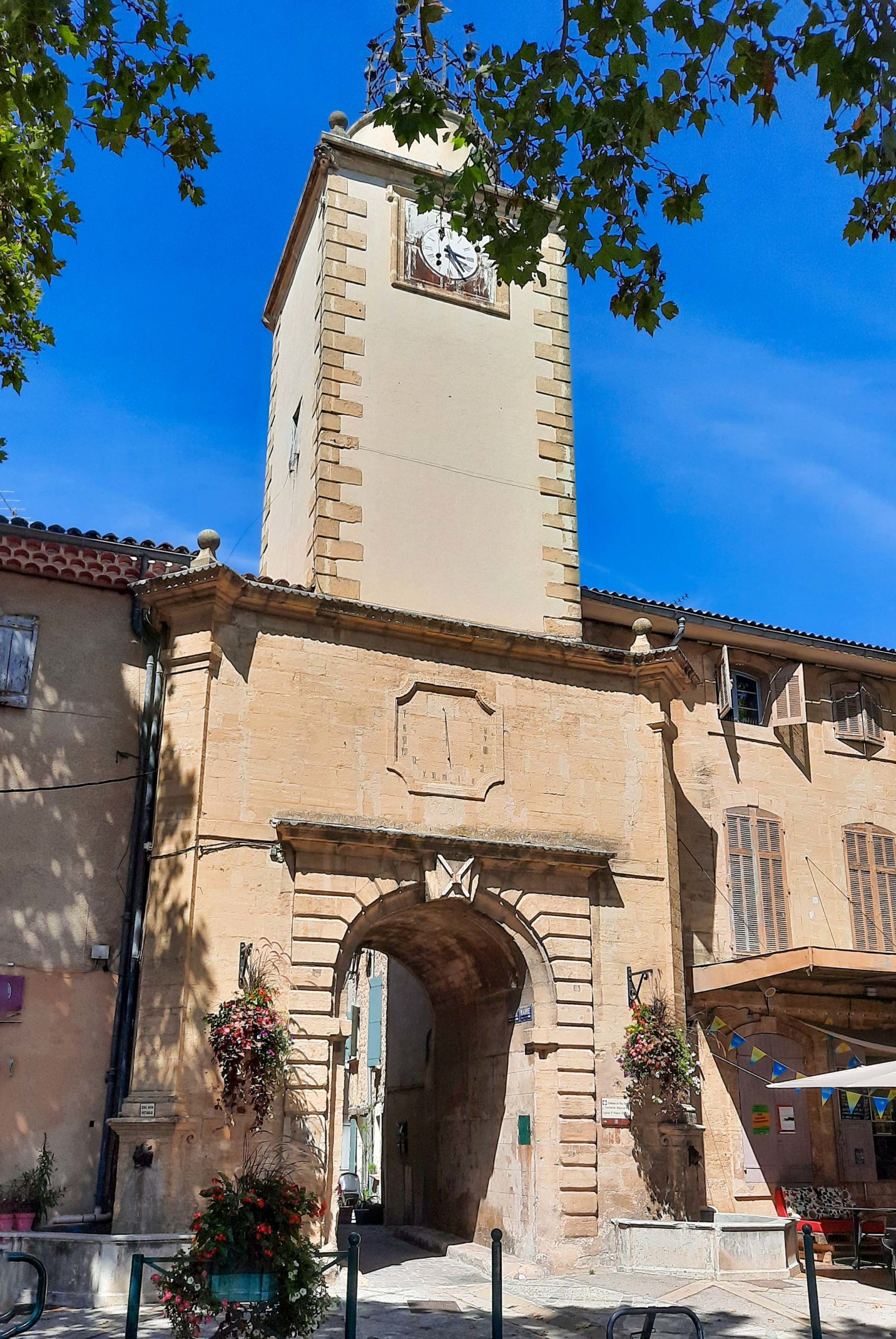Tour de l'Horloge à Peyrolles-en-Provence © Mathieu BROSSAIS - licence [CC BY-SA 4.0] from Wikimedia Commons
