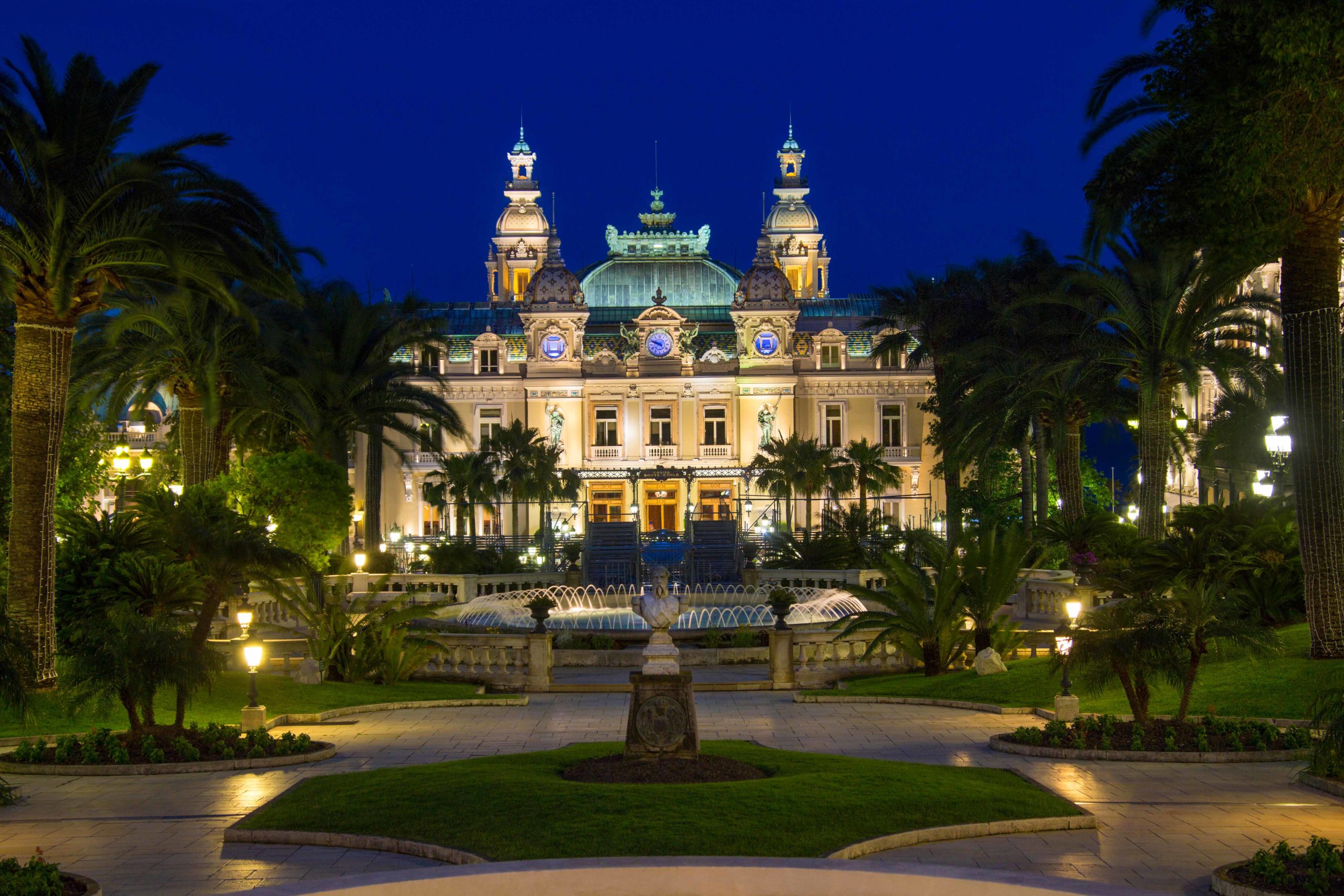 Vue nocturne du Casino de Monte-Carlo. Photo : @SteveAllenPhoto via Twenty20