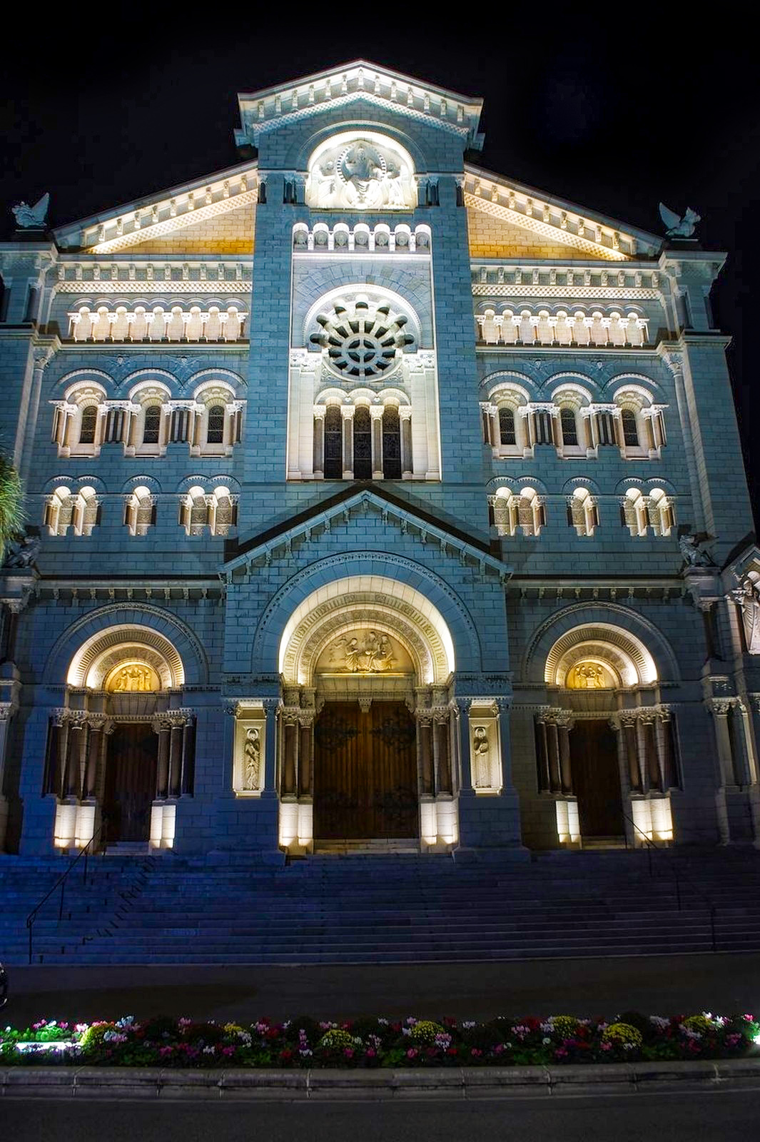 La cathédrale de Monaco de nuit © MSzybalski - licence [CC BY-SA 4.0] de Wikimedia Commons