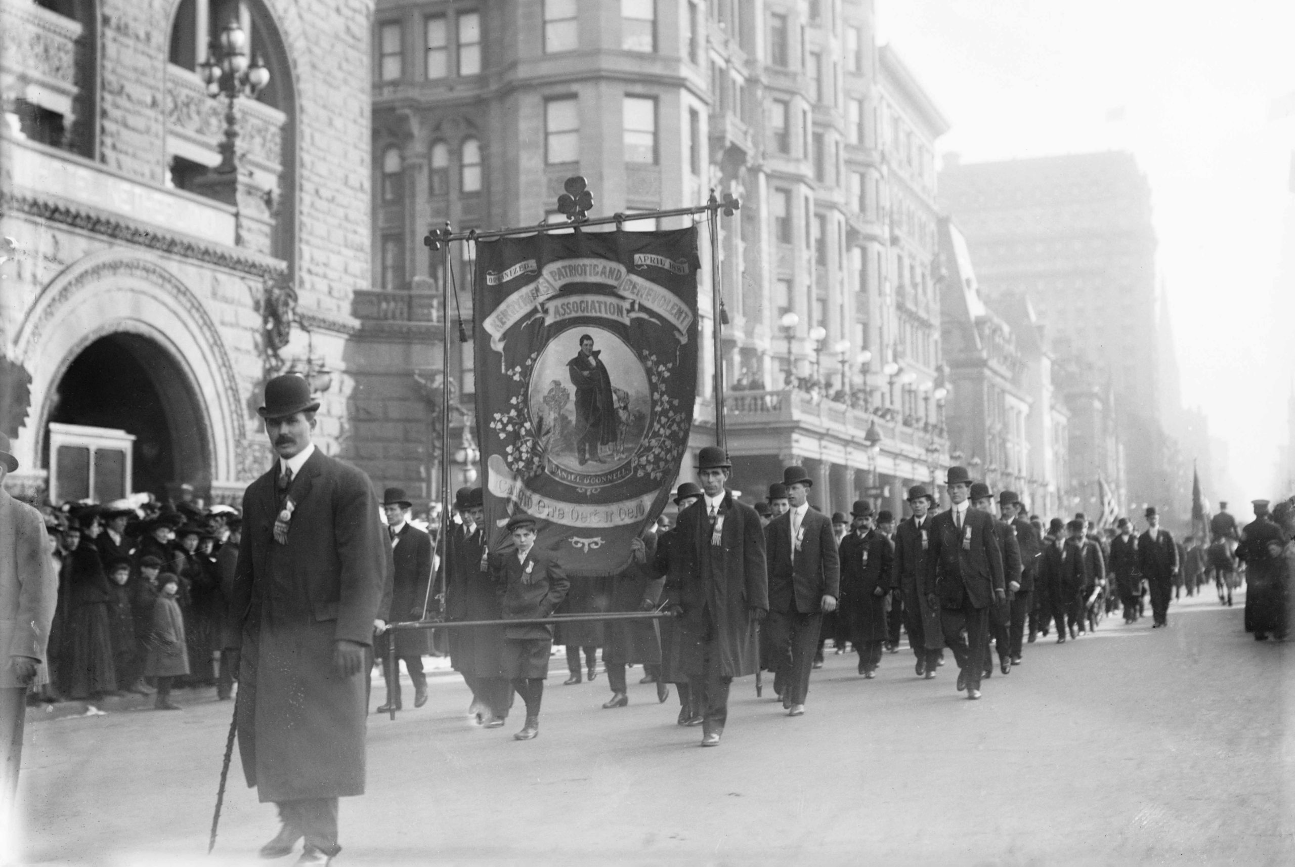 St. Patrick Parade sur la 5e Fifth Avenue à New York en 1907