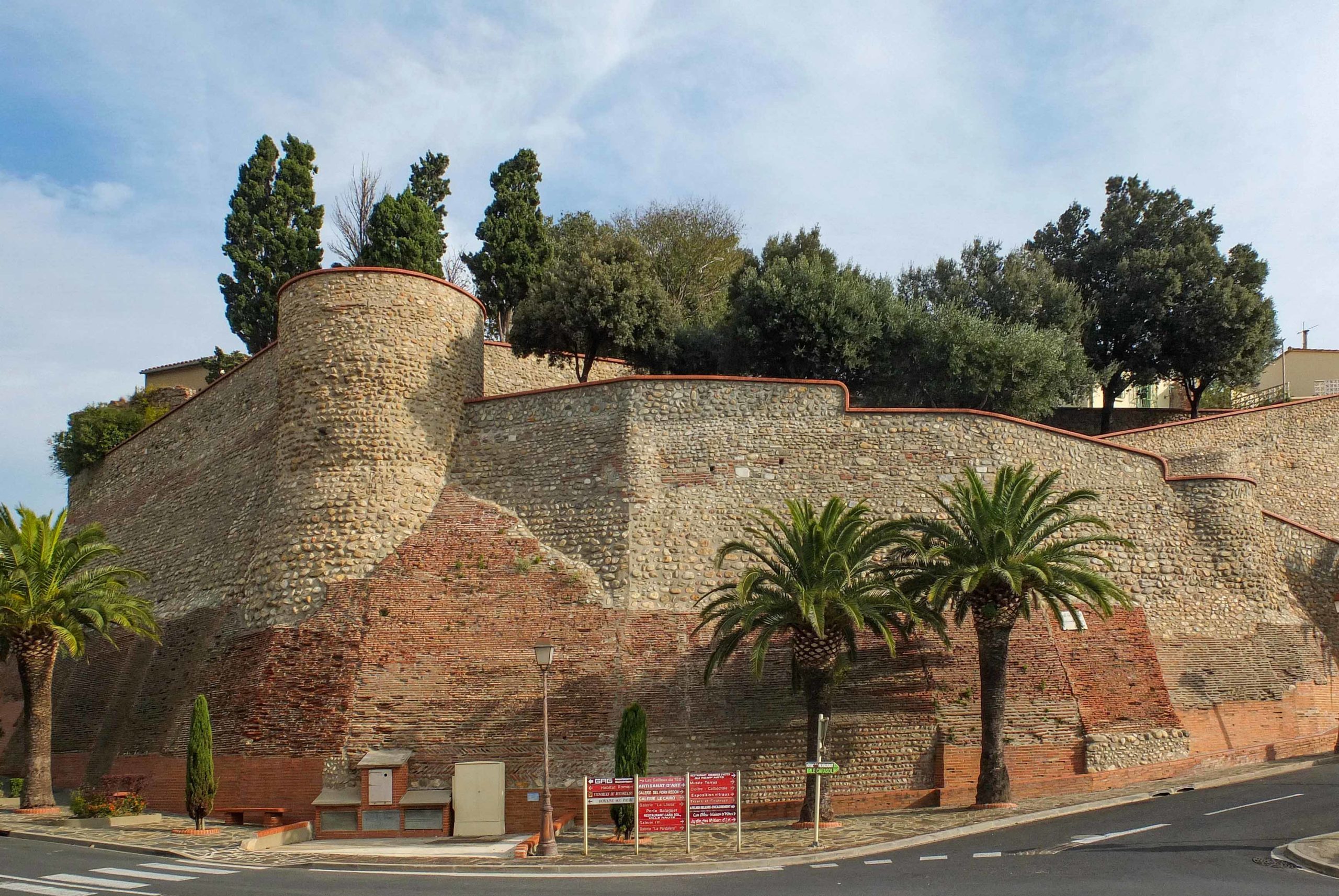 Elne Fortifications © Palauenc05 - licence [CC BY-SA 3.0] from Wikimedia Commons