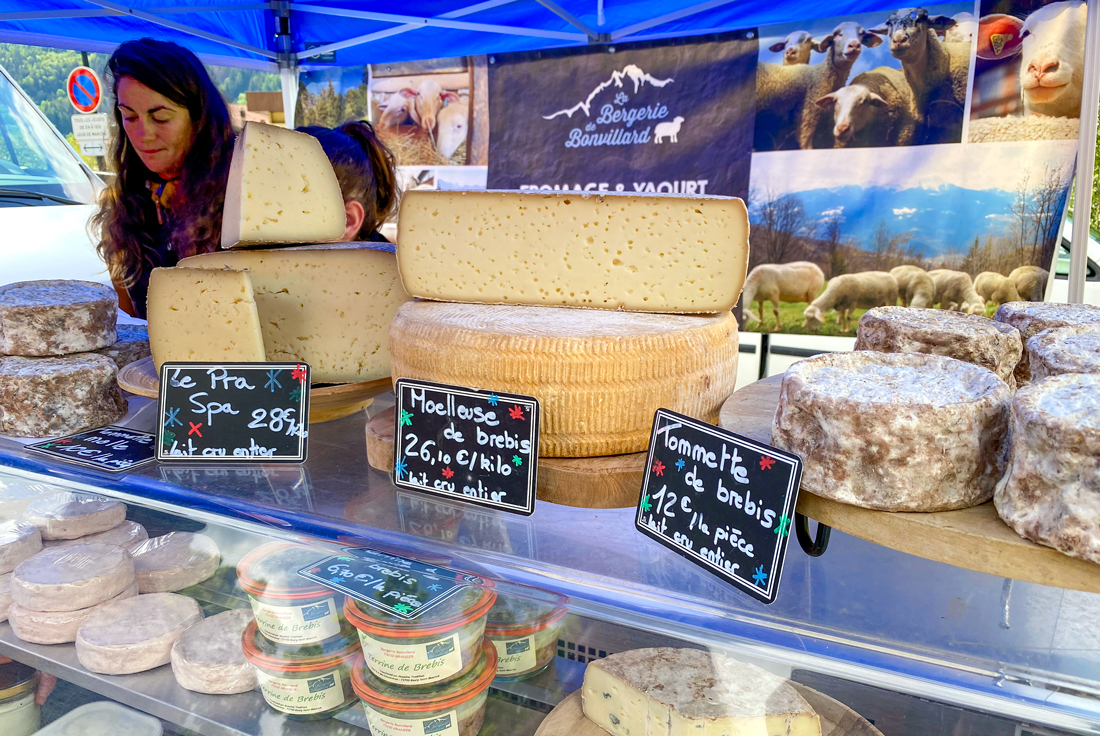 The cheese from La Bergerie de Bonvillard at the farmers' market of Aime © French Moments