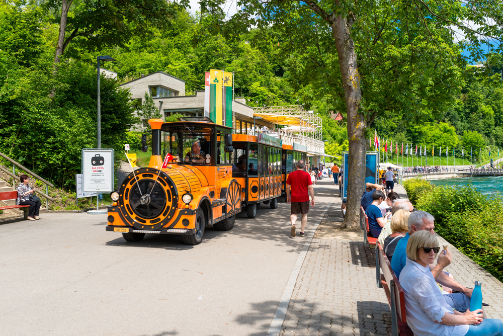 Le petit train touristique des Rheinfall. Photo @kinek00 via Twenty20