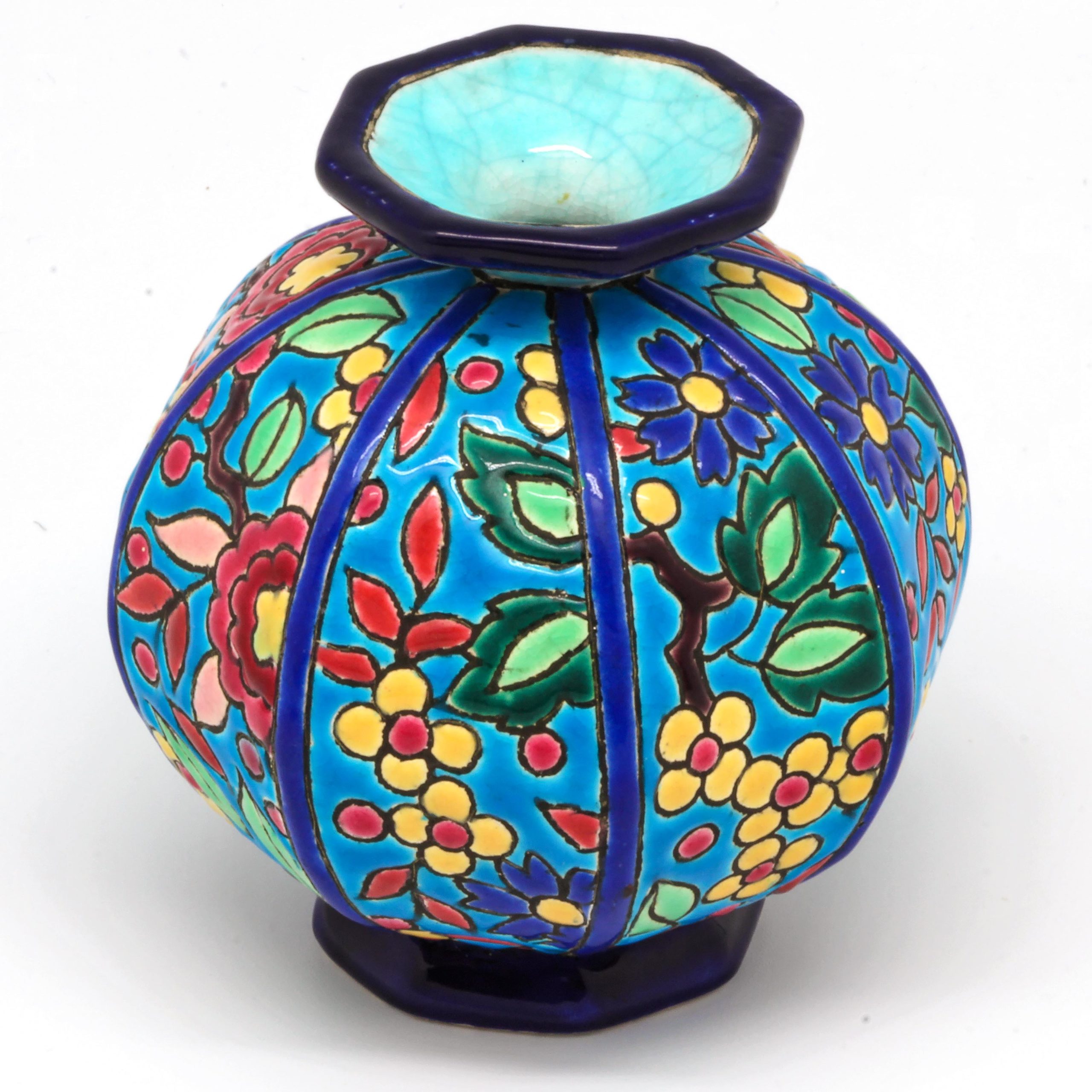 Vase soliflore décoré d'émaux de Longwy © Coyau - licence [CC BY-SA 3.0] from Wikimedia Commons