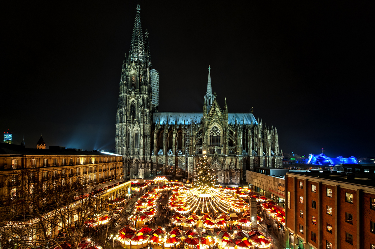La cathédrale de Cologne et le marché de Noël. Source: Depositphotos.com