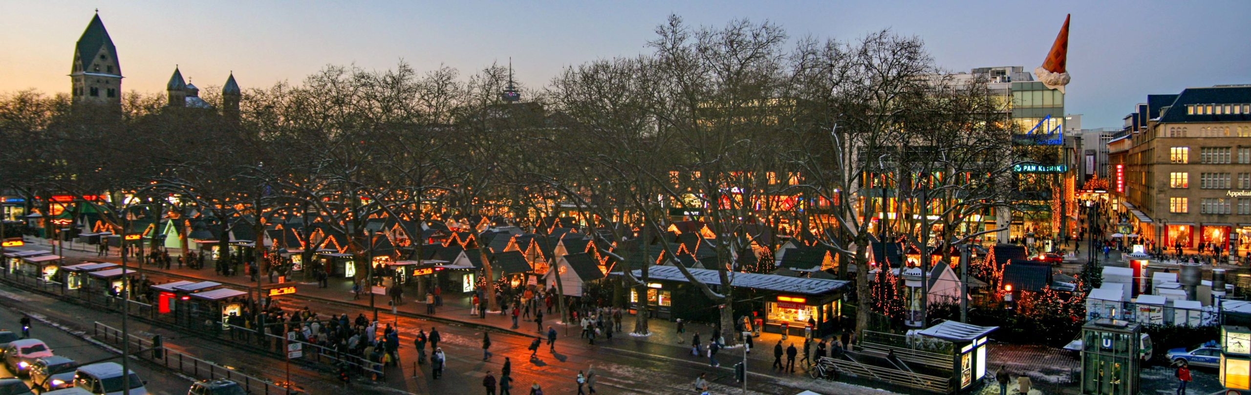 Neumarkt Christmas Market in Cologne © Superbass - licence [CC BY-SA 3.0] from Wikimedia Commons