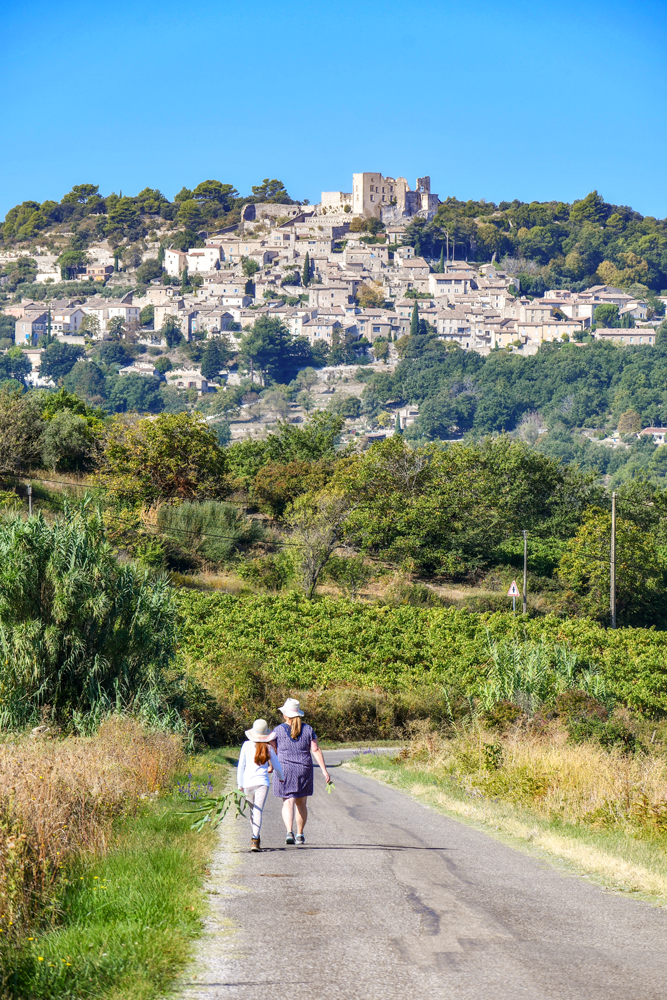 Walking in the countryside of Bonnieux © French Moments