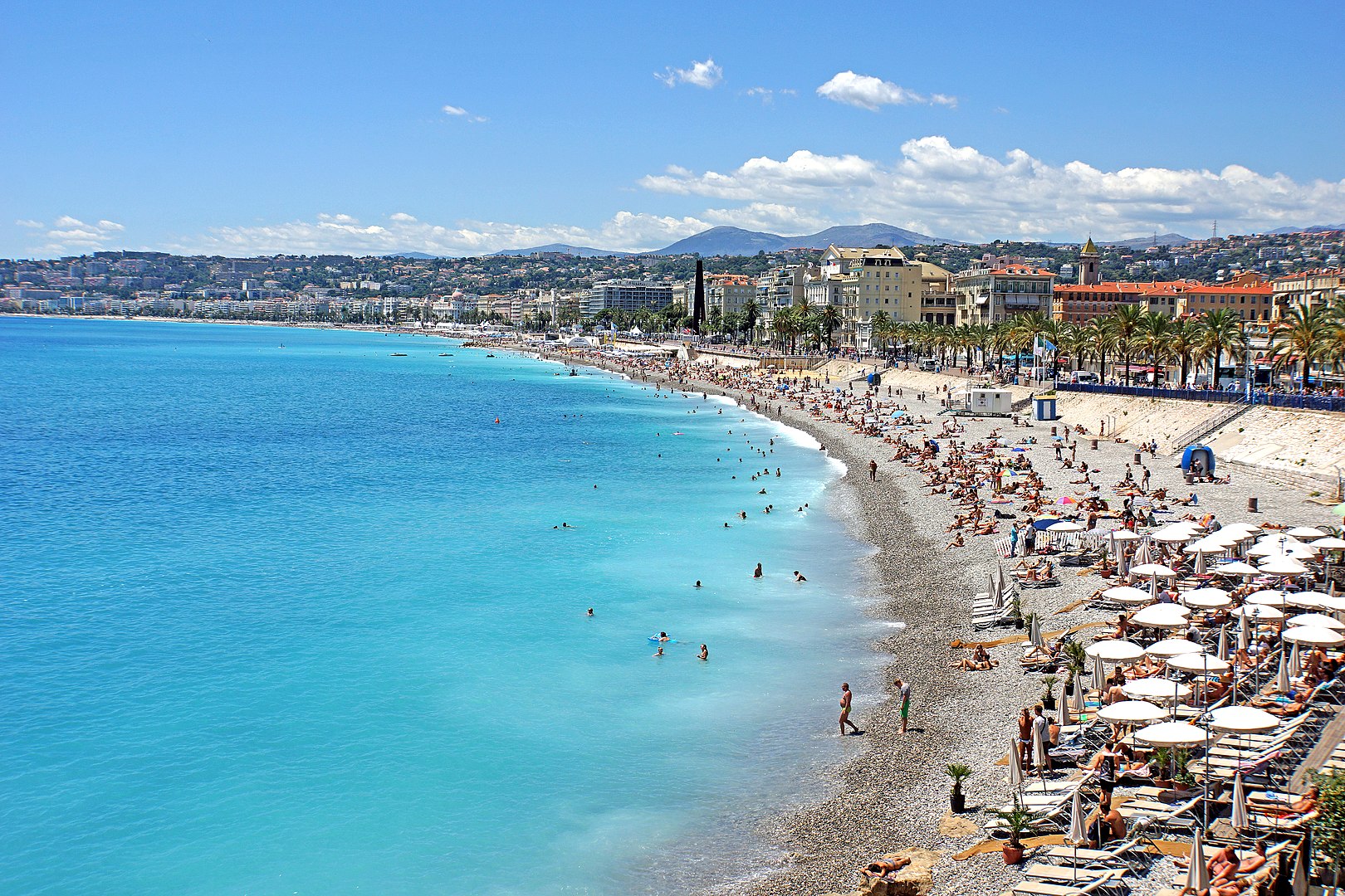 French Riviera - Beach in Nice © Dennis Jarvis - licence [CC BY-SA 2.0] from Wikimedia Commons
