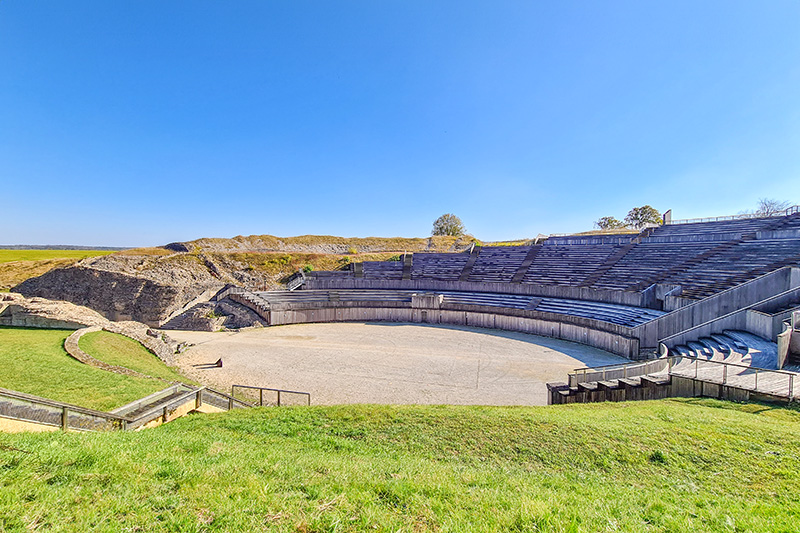 Romains en Lorraine - Grand Amphitheatre © TimeTravelRome - licence [CC BY 2.0] from Wikimedia Commons