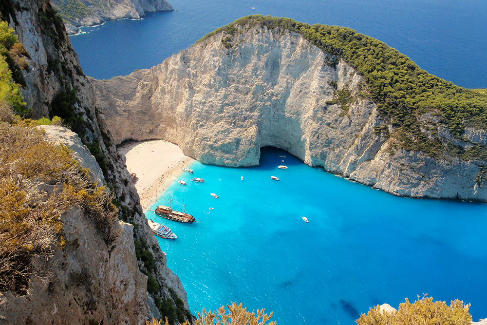Au départ du Grand Est - Shipwreck Beach Zakynthos Greece © Jimzoun - licence [CC BY-SA 4.0] from Wikimedia Commons
