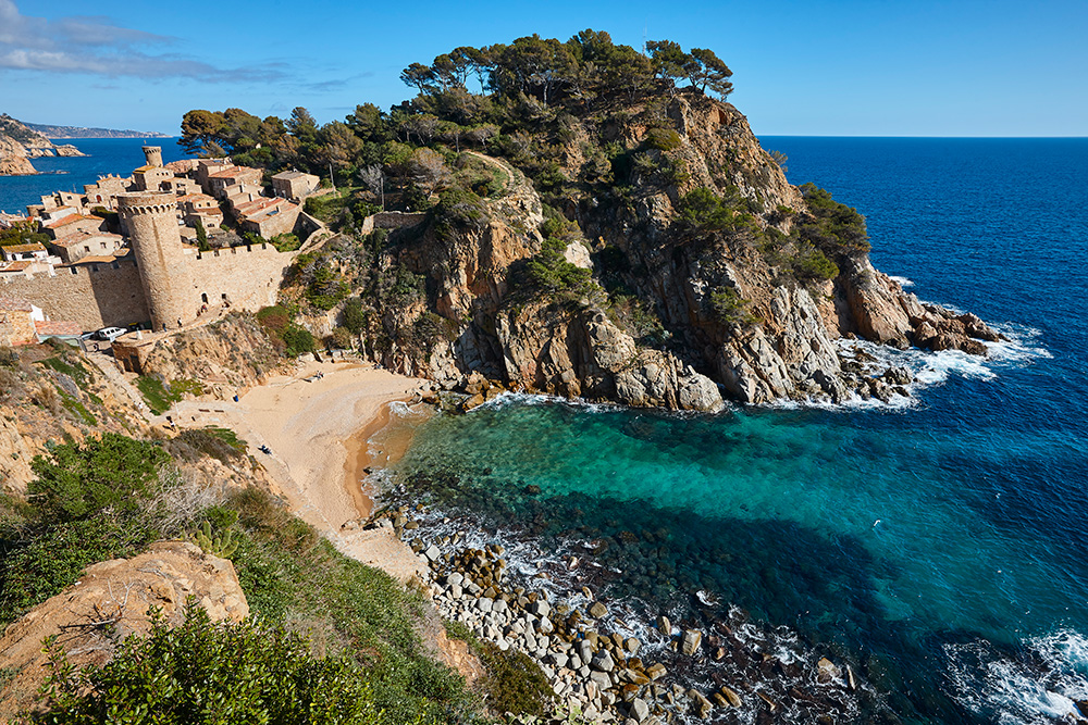 Tossa de Mar. Catalonia, Spain by ABBPhoto via Envato Elements Tossa de Mar en Espagne. Photo par ABBPhoto via Envato Elements