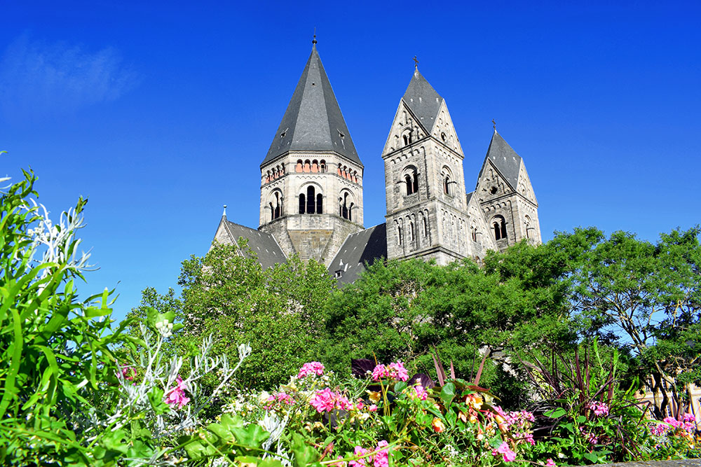 Metz Temple Neuf Fleurs copyright French Moments Temple-Neuf, Metz © French Moments