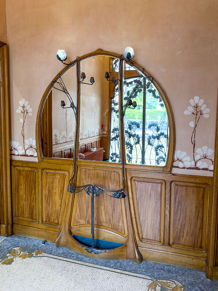 Miroir et porte-parapluie dans le vestibule © French Moments