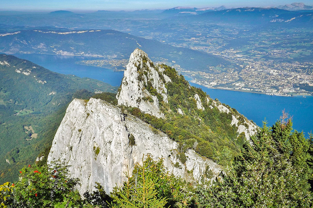 Lac du Bourget Dent du Chat du Molard Noir © Florian Pépellin - licence [CC BY-SA 3.0] from Wikimedia Commons