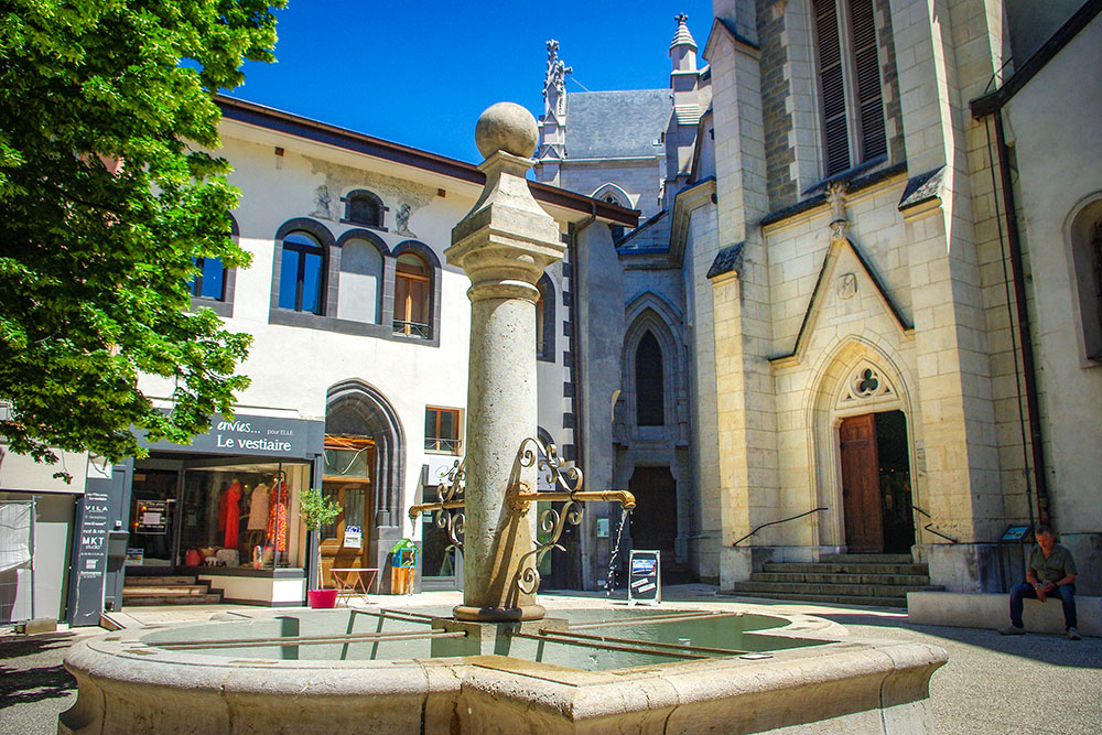 Thonon-les-Bains 15 copyright French Moments Place de l'église, Thonon © French Moments