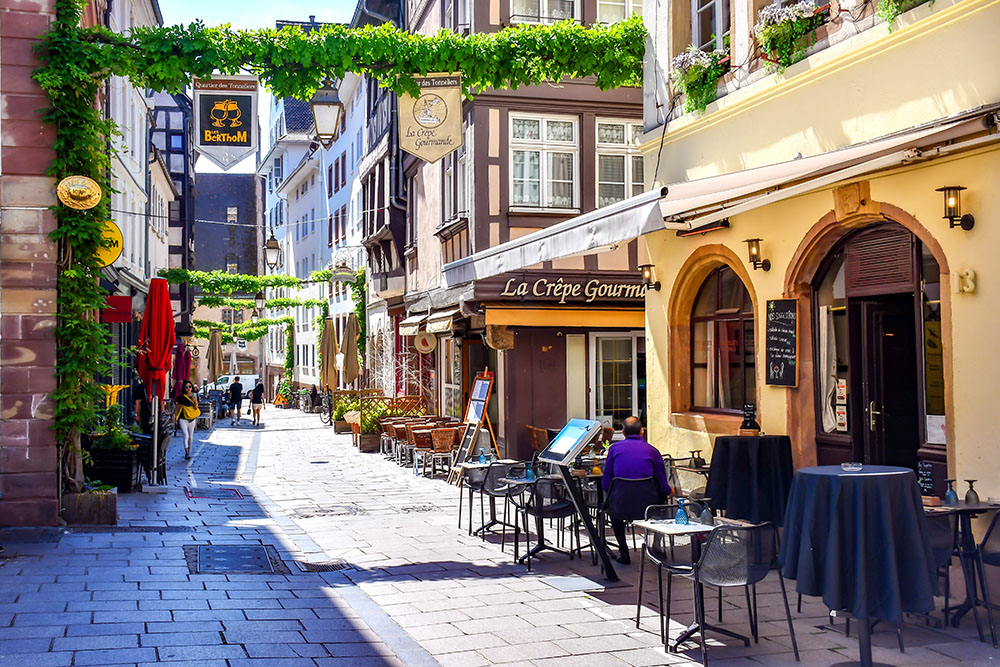 Une rue de Strasbourg bordée de cafés et restaurants