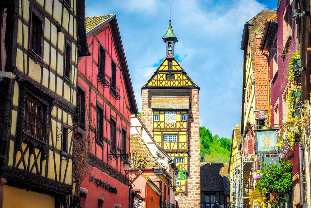Riquewihr Spring copyright French Moments Découvrir Riquewihr - la Grand'Rue ou Rue du Général de Gaulle au printemps